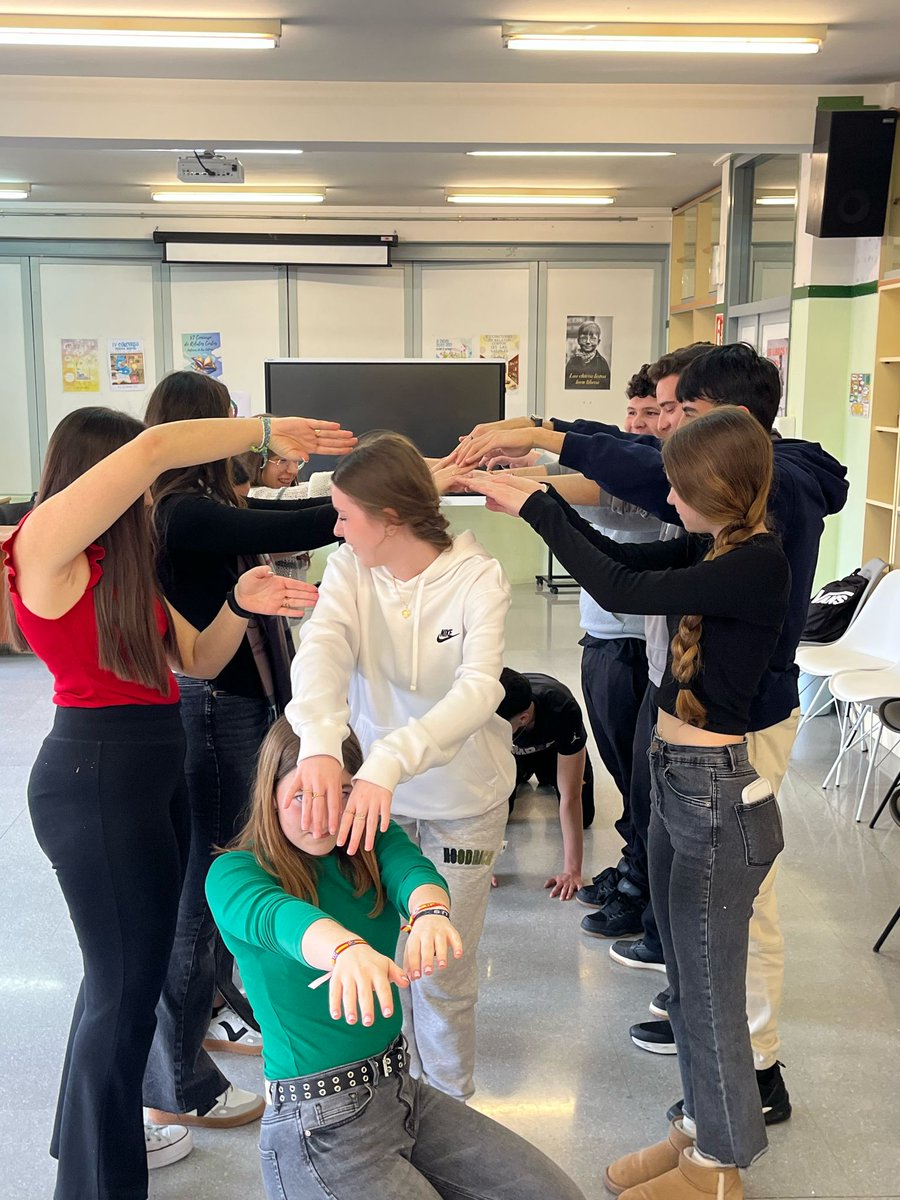 Alumnos del <a href="/IESLas_Salinas/">IES LAS SALINAS</a> participan en dos actividades de nuestra Escuela de Emprendedores:

🧩el grupo de 4ºESO en el taller de Metodología Lego® Serious Play® y el de 1ºBach. en 📢 'ComunicArte: el arte de la comunicación efectiva’.

Gracias por vuestra implicación 👏👏