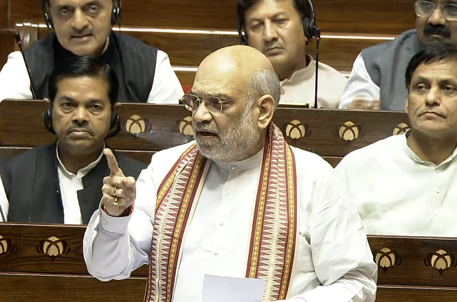 BJP4India's tweet photo. कोविड प्रबंधन को लेकर जिन लोगों ने टिप्पणियां कीं, तो मैं विश्वास के साथ उनको बताना चाहता हूं कि पूरे संसार में सबसे अच्छा कोविड प्रबंधन कहीं हुआ है तो हमारे भारत में हुआ है।

पूरा विश्व आज इसकी भूरी-भूरी प्रशंसा कर रहा है। कोविड आते ही हमने टीका बनाने की शुरुआत की। जबकि कांग्रेस शासन के समय के कई ऐसे रोग हैं, जिसका बना हुआ टीका  लगाने में 20-20 साल, दो-दो पीढ़ियां निकल गई।

हमने एक ही दो साल में टीका बनाया भी और 130 करोड़ लोगों को लगाया भी। एक-एक नहीं, दो-दो टीके लगाए।

- श्री @AmitShah 

#DisasterResilientBharat