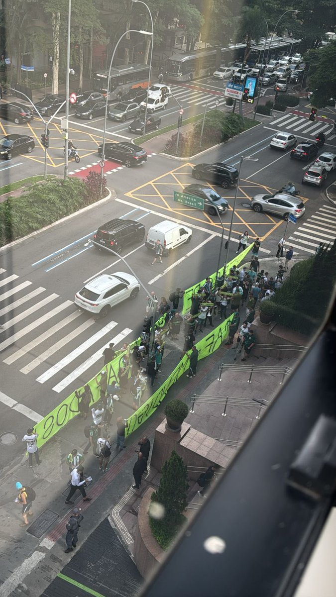 perdonathletico's tweet photo. Isso aqui é muito bom!

Os caras foram em meia dúzia, até São Paulo pra protestar contra o excelente e legítimo trabalho da Treecorp.

EU AGRADEÇO TODOS OS DIAS POR NÃO TORCER PARA O CORITIBA KKKKKKKKKKKK https://t.co/D9xC8Gx8QB