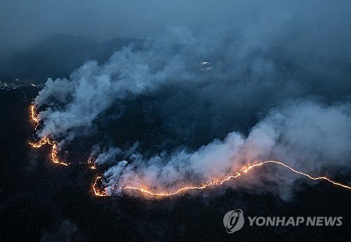 <무서운 산불, 속히 멈추길 기도합니다> 

대응 3단계가 발령된 경북 지역 산불의 기세가 무섭습니다. 화마에 집을 잃은 분들이 대피하시고, 여기 저기 고찰과 문화재가 전소되기도 했습니다. 특히 산불 현장에 투입됐던 공무원들의 희생과 주민 사망 소식에 가슴이 아립니다.  삼가 명복을 빕니다.