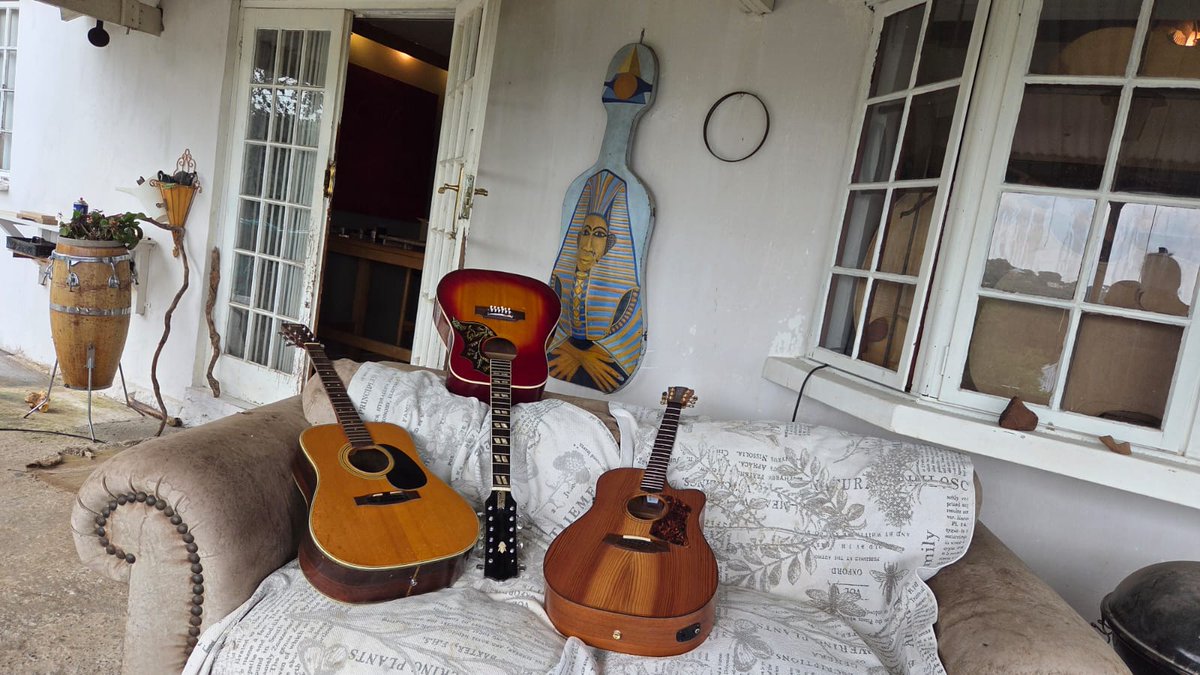 Svencino has been flooded with Guitars. Some harmony for our melody makers.
#classical #guitarist