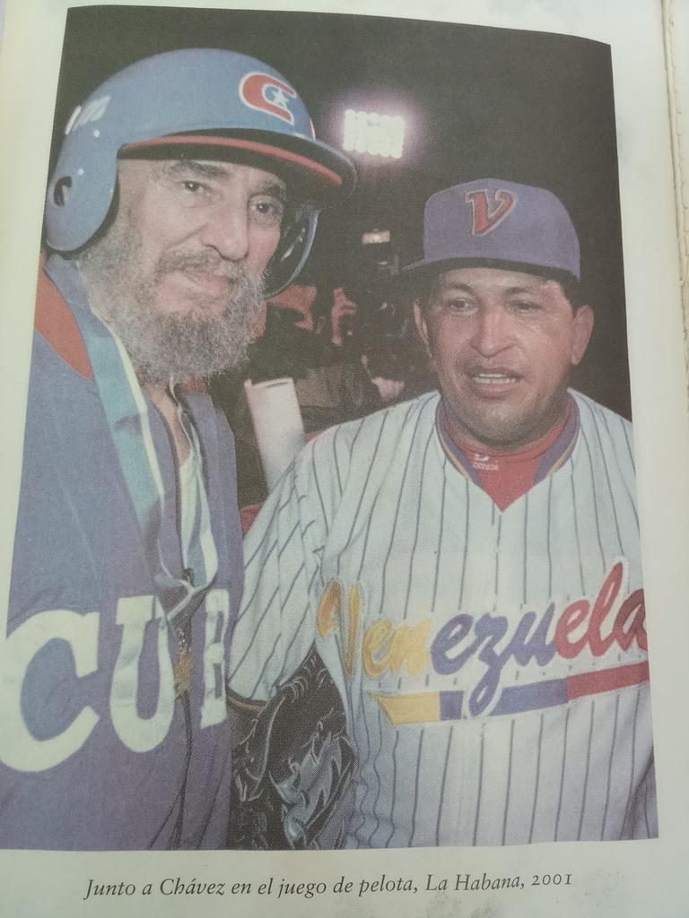 AlmaguerSo54013's tweet photo. Dos grandes amigos, Nuestro comandante en Jefe Fidel y el Comandante  Hugo Chaves Frías.#HoguinSi https://t.co/g1WGNf1qYf