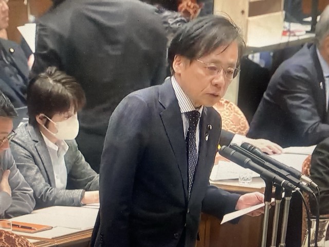 21csts's tweet photo. 政治改革特別委で政見放送への手話通訳、字幕の付与について質問しました。

　参院選挙区の政見放送では、持ち込みビデオ方式では字幕付与可能ですが、スタジオ録画では不可。しかも、公認・推薦のない無所属候補はスタジオ録画のみで不公平です。

　総務省は６年前に「NHKでも人材や機材確保の面で全ての選挙区では対応困難」と答弁しています。一方、昨年からは参院のインターネット審議中継でも音声自動認識による字幕が付きます。政見放送にはより正確性が求められますが、生ではなく録画収録ですから、今日の技術の進歩を考えればすべての場合で字幕付与は可能ではないかと総務省を質しました。

　「NHKからは事情が変わっていないと聞いている」との答弁でしたが、聴覚障害者の中には手話のできない方もおられ、字幕付与は政治参画にとって必要なこと。速やかな全面付与を求めました。