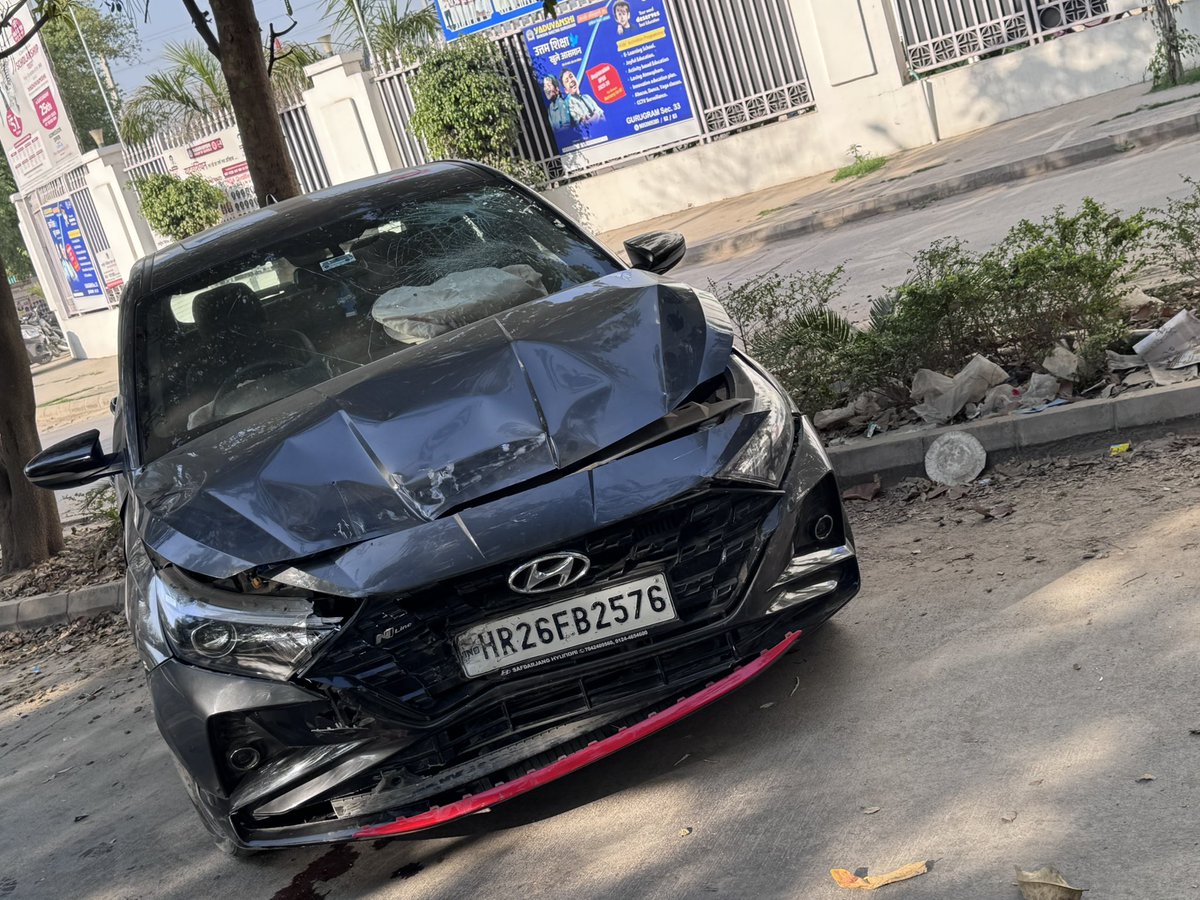 pankaj_ag's tweet image. आज सोसाइटी एंट्री रोड पर बड़ा हादसा हुआ एक रेसिडेंट के साथ । आपका क्या सोचना है । इस एक्सीडेंट के लिए कौन जिम्मेदार है?  

1. बिल्डर - अधूरा रोड बना के छोड़ दिया - लोगो मरने के लिए 
2. सरकार - बिल्डर पर कोई कार्यवाही नहीं 
3. ⁠ड्राइवर - शायद सावधानी हटी थोड़ी 
4. ⁠टैक्स पेयर्स…