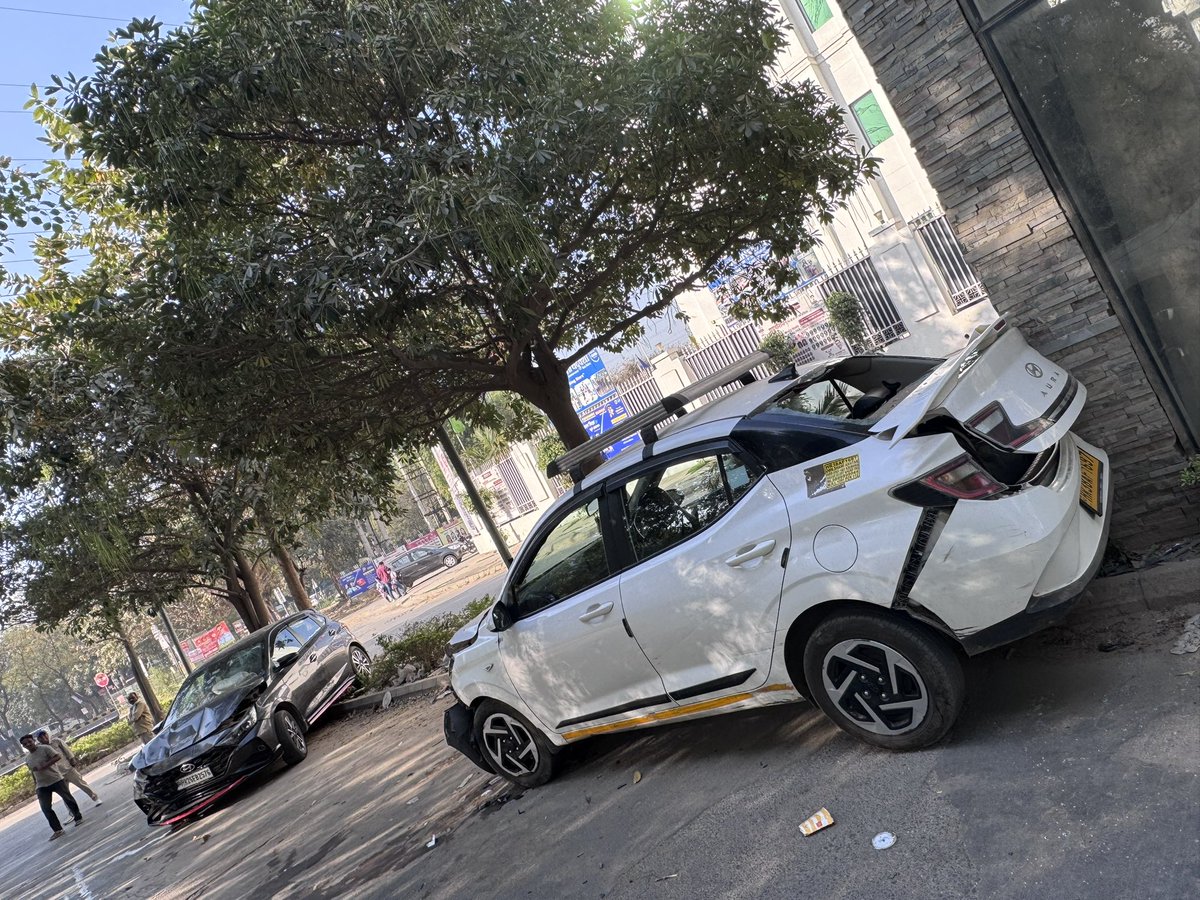 pankaj_ag's tweet image. आज सोसाइटी एंट्री रोड पर बड़ा हादसा हुआ एक रेसिडेंट के साथ । आपका क्या सोचना है । इस एक्सीडेंट के लिए कौन जिम्मेदार है?  

1. बिल्डर - अधूरा रोड बना के छोड़ दिया - लोगो मरने के लिए 
2. सरकार - बिल्डर पर कोई कार्यवाही नहीं 
3. ⁠ड्राइवर - शायद सावधानी हटी थोड़ी 
4. ⁠टैक्स पेयर्स…