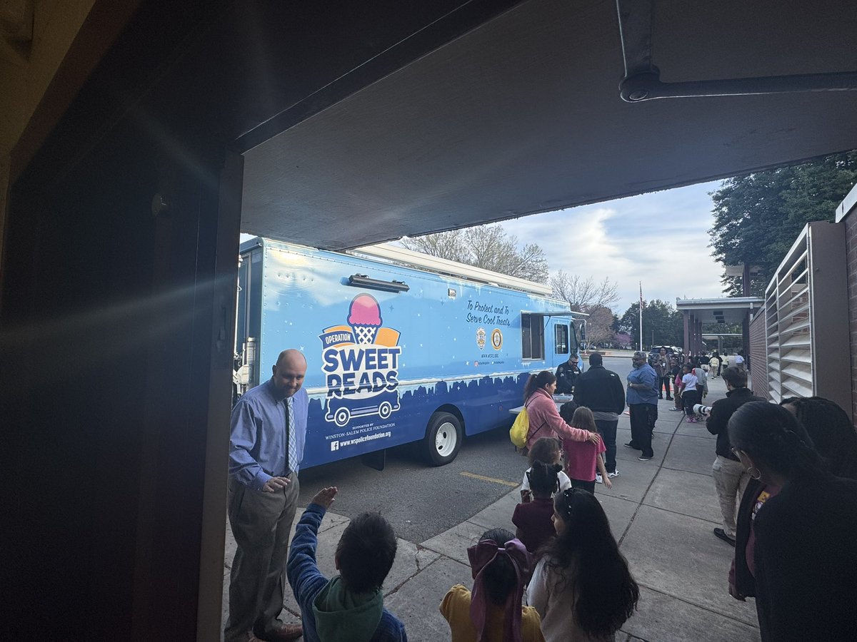 Hoy nuestros estudiantes de Kindergarten pudieron escuchar a William Electric Black leer de su libro A Gun is Not Fun (Un arma no es divertida). El WSPD y el Wake Forest Center for Literacy Education han hecho posible esta visita.