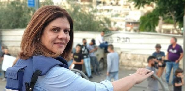 Sois muy jóvenes y no lo recordaréis pero las autoridades de Israel dijeron, al principio, que el disparo que recibió la reportera palestina estadounidense Shireen Abu Akleh procedía de palestinos armados. La ONU acabó confirmando que era mentira. Como lo de los bebés decapitados