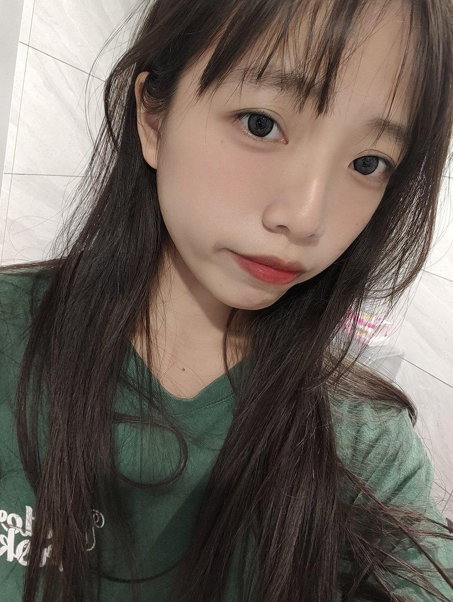 洗澡前的粉底很服貼欸
為什麼不是整天都這麼完美啦ˋˊ https://t.co/QR7oaddo8Q
