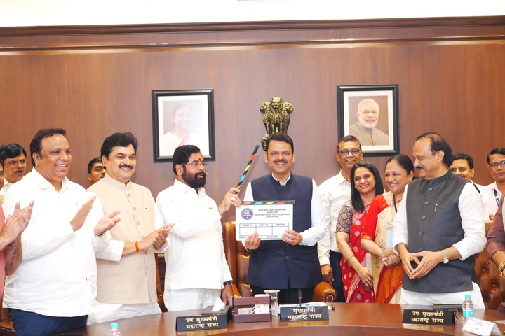 CMOMaharashtra's tweet photo. मुख्यमंत्री देवेंद्र फडणवीस यांनी आज विधान भवन, मुंबई येथे सांस्कृतिक कार्य विभागाच्या उपक्रमांतर्गत क्लॅप बोर्ड वाजवून कर्जत येथील 'एन.डी. स्टुडिओ'चा प्रतिकात्मक शुभारंभ केला.

@Dev_Fadnavis @mieknathshinde @AjitPawarSpeaks @RamShindeMLA @ShelarAshish @samant_uday
#Maharashtra #DevendraFadnavis #NDStudio