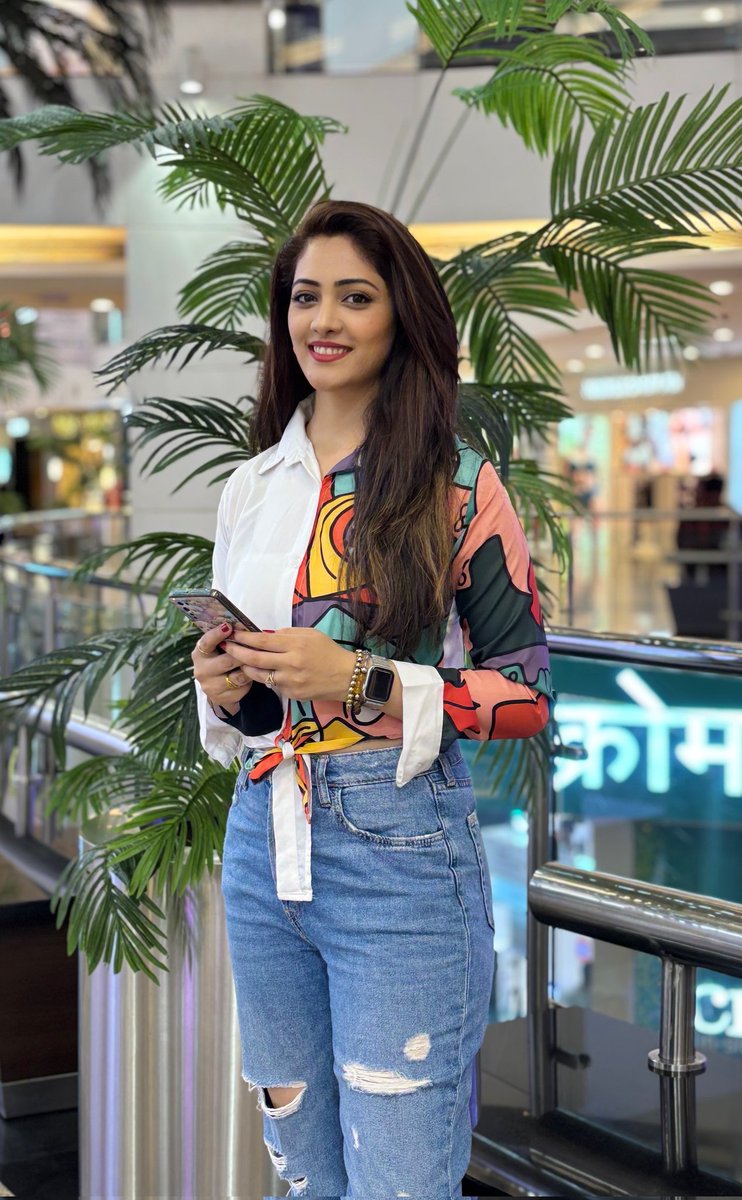 Keeping it simple and serene 🌿✨ Just me, my white ensemble, and the vibrant greens around. #CasualVibes #naturelover #freetime #shoppingtime