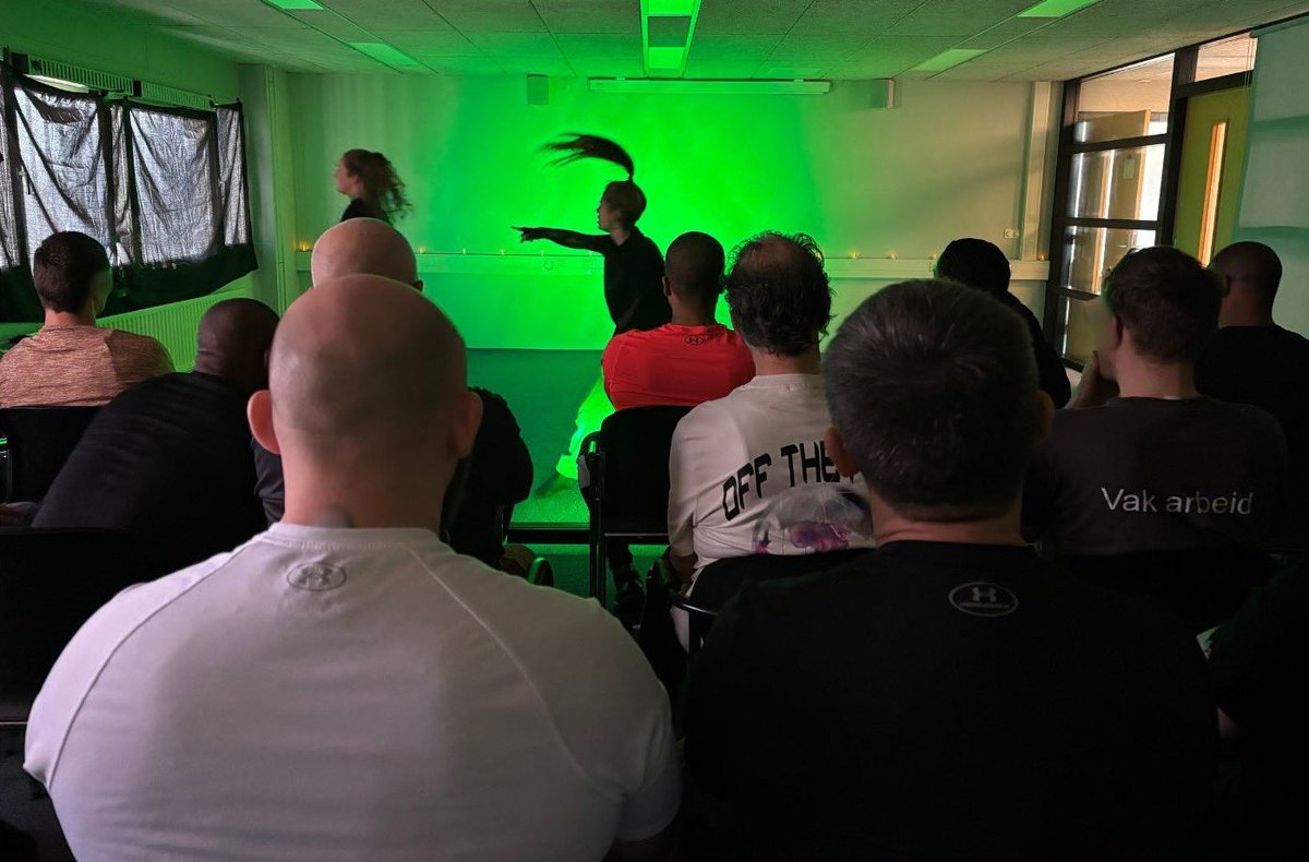 🌀𝙶𝚎𝚟𝚊𝚗𝚐𝚎𝚗 𝚒𝚗 𝚟𝚒𝚌𝚒𝚎𝚞𝚣𝚎 𝚌𝚒𝚛𝚔𝚎𝚕🌀
Voor hun afstudeeropdracht aan de Dansacademie spraken choreografen Louise &amp; Annefloor gedetineerden. Een veelgehoord thema was de vicieuze cirkel. Hierop baseerden ze een choreografie. Vrijdag dansten ze deze in PI Alphen✨