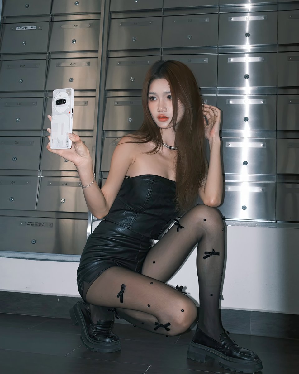 Elaine真的骚，很少看到她穿黑丝，一穿就这样性感。今天真的故意哦，穿黑丝和皮衣，真的让人欲罢不能