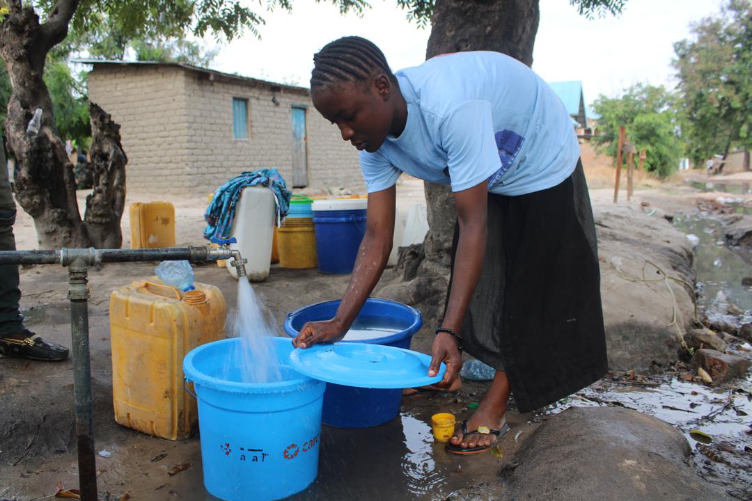 caredrc's tweet image. 🌍💧 CARE DRC continues to ensure clean water, hygiene, and sanitation in Eastern DRC. In 2024, we:
✅ Rehabilitated 13 health centers
✅ Reached 1M people with hygiene education
✅ Provided 2,225 WASH kits
✅ Enabled 625 households clean water
✅ Reduced water access to 3 km