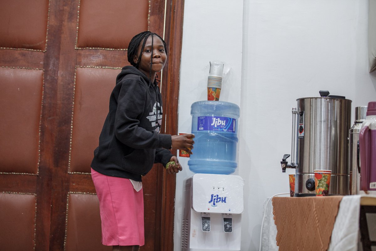 caredrc's tweet image. 🌍💧 CARE DRC continues to ensure clean water, hygiene, and sanitation in Eastern DRC. In 2024, we:
✅ Rehabilitated 13 health centers
✅ Reached 1M people with hygiene education
✅ Provided 2,225 WASH kits
✅ Enabled 625 households clean water
✅ Reduced water access to 3 km
