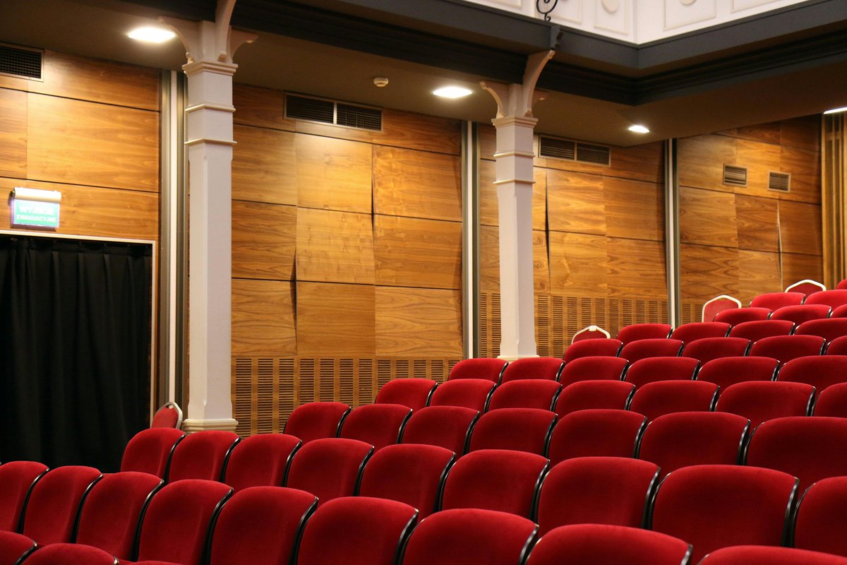 FREE PERFORMANCE TICKETS!

We're excited to invite year 11, 12 and 13 pupils and community groups to watch our 3rd year assessment performances, collectively entitled 'Wonderland' on 3rd and 4th April.

Browse performances and book at chester.ac.uk/about/events/?…