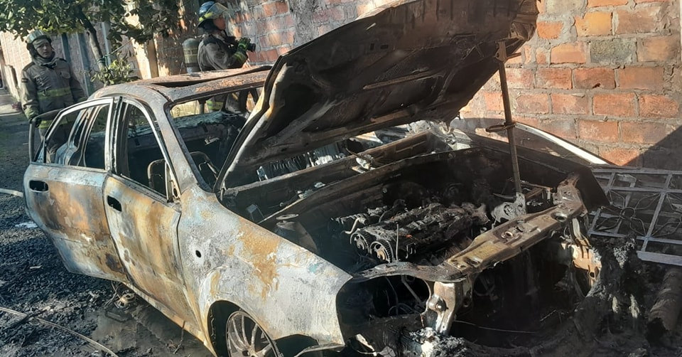 ¡Acción inmediata!
La respuesta del personal del Benemérito Cuerpo de Bomberos Portoviejo permitió controlar un incendio vehicular registrado en la avenida 5 de Junio, entre las calles Los Mangos y Los Pinos.