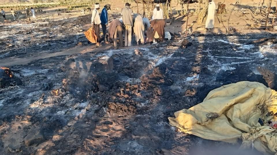 DNforHR's tweet photo. A deadly airstrike hit a crowded market in Tora, North Darfur, targeting civilians, mothers, children, and elders during peak hours.

This is not crossfire. This is a war crime.
#DNHR is calling for urgent international action.

📍 Read the full report: https://t.co/LWMZk3FUxL

#SudanConflict #KeepEyesonSudan #Darfur #SudanCrisis #HumanRights #WarCrimes #EyesOnSudan #ProtectCivilians #DNHR #NorthDarfur #SudanNews