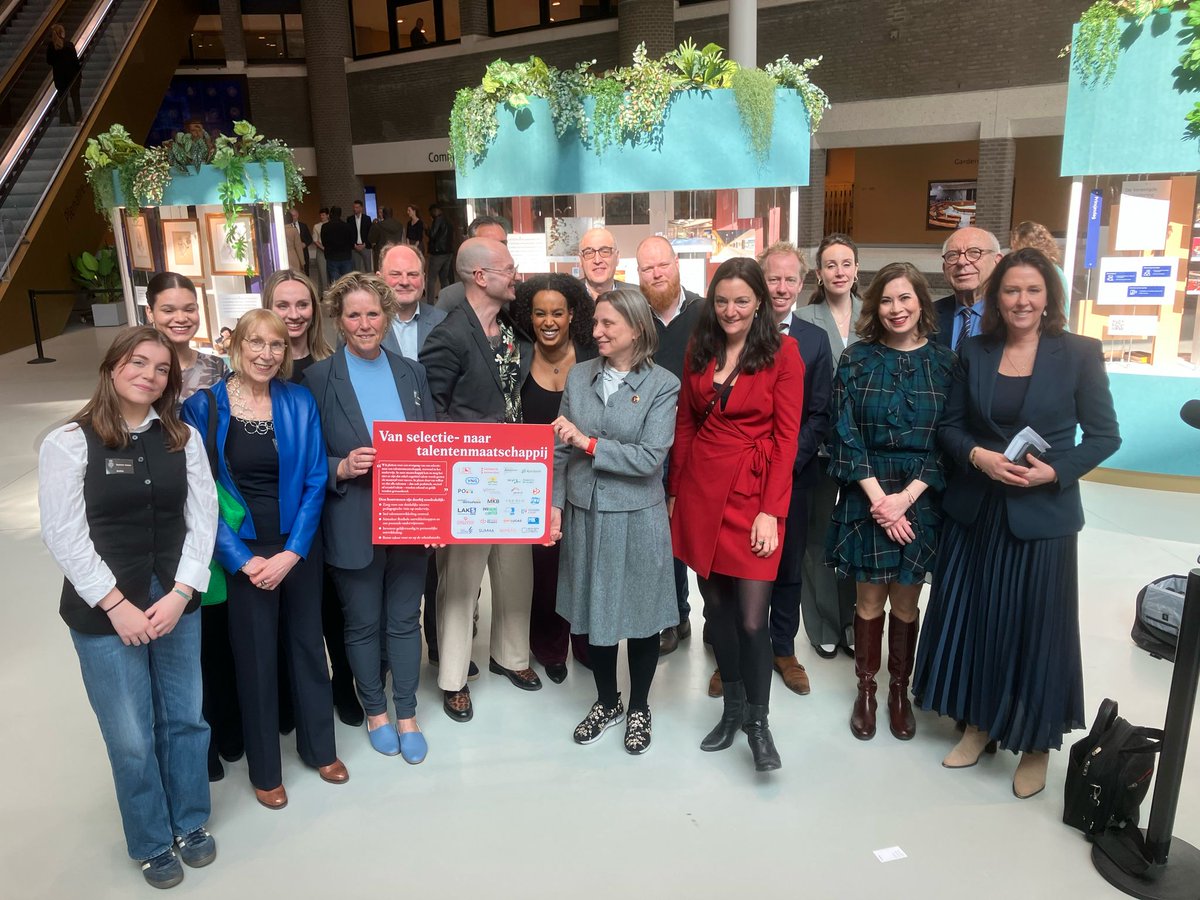 Vanmiddag heeft de gemeente Utrecht mede namens onder andere de MBO-Raad, FNV en JOBmbo een petitie aangeboden aan leden van de commissie <a href="/OCW_TK/">Vaste Commissie OCW Tweede Kamer</a> om meer kansengelijkheid te bieden aan de jongeren op de (v)mbo-leerroute en de waardering voor het beroepsonderwijs te versterken.