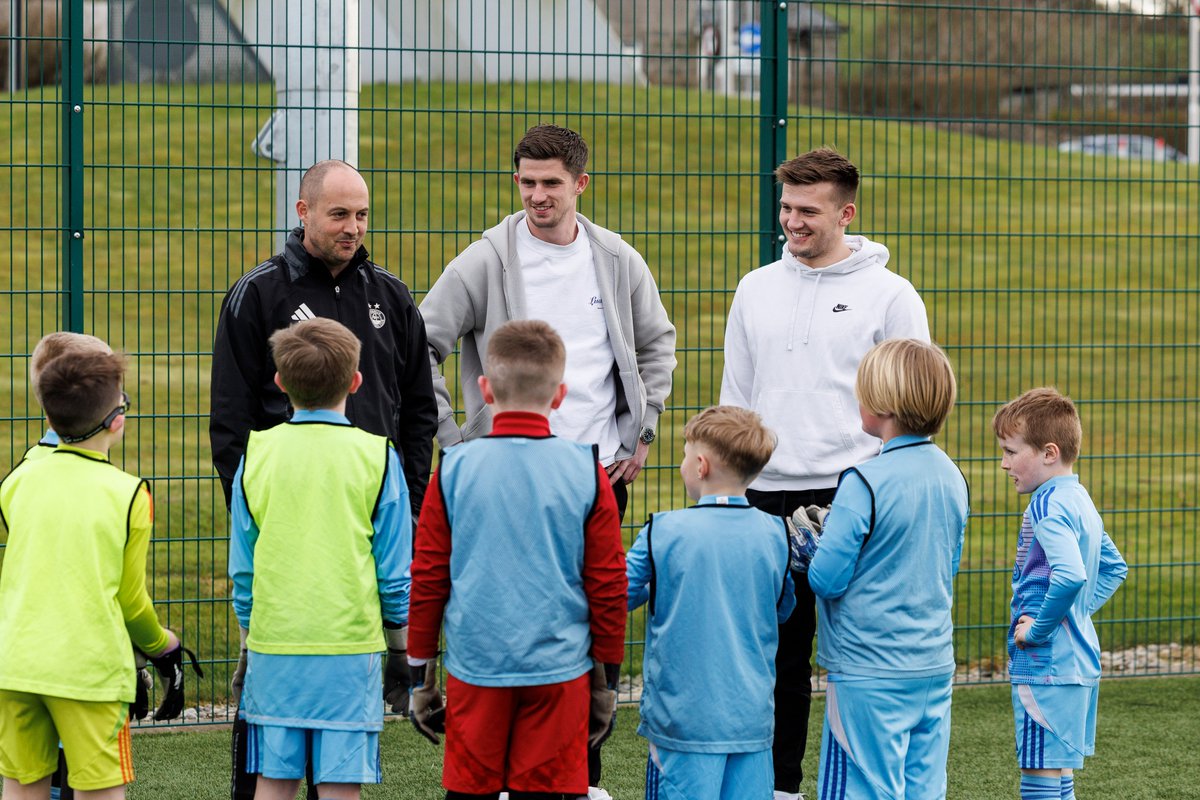 AberdeenFCYouth's tweet image. 🧤  Well done to our 2016 Goalkeepers 🧤
They completed their Pre-Academy journey this week and on their final night, they had a special visit from Ross Doohan and Tom Ritchie to pass on their experiences in Youth Academies.

@FowlerMcKenzie