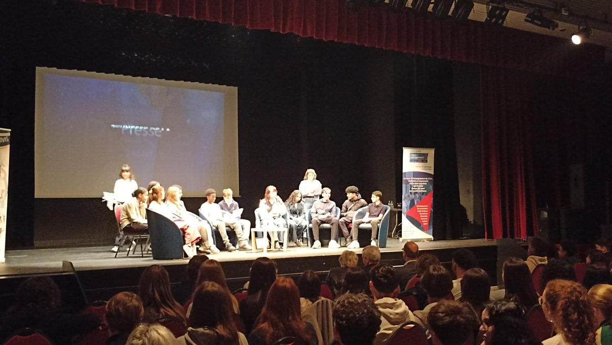 7e cérémonie du Prix jeunesse de la presse à Nogent sur Oise avec 10 classes du dépt, organisé par la ligue de l'enseignement de l'Oise et Image'in. Les élèves posent leurs questions à la lauréate Léa Warrin de <a href="/libe/">Libération</a> pour son article sur les JOP 2024 . <a href="/LeCLEMI/">CLEMI</a> @LaSpme <a href="/AcAmiens/">Académie d'Amiens</a>