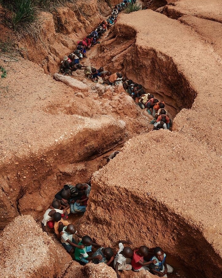 AfricanHub_'s tweet photo. These are children lined up in a mine in DR Congo for child labour. https://t.co/w3Vv445icN