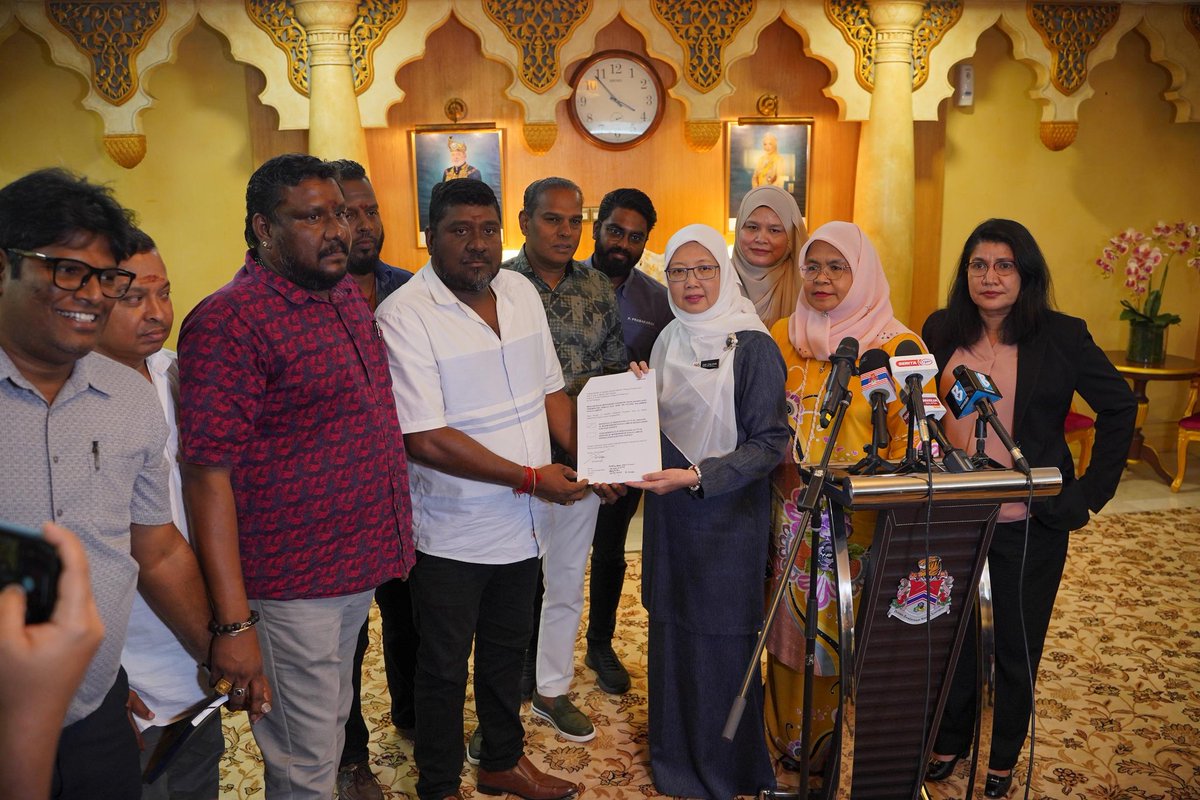 DrZalihaMustafa's tweet image. ISU PENEMPATAN KUIL DI TANAH MILIK SWASTA SELESAI DALAM SUASANA HARMONI

Hasil dari rundingan dengan pelbagai pihak, termasuk dengan pihak pengurusan kuil, berkaitan isu tapak penempatan Kuil Dewi Sri Pathra Kaliamman di sebahagian kecil tanah milik swasta berhampiran Jalan…