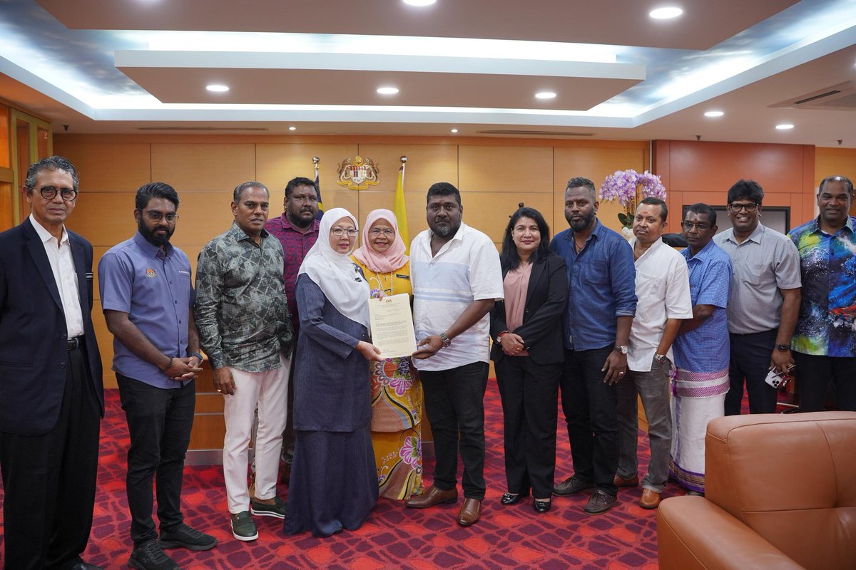 DrZalihaMustafa's tweet image. ISU PENEMPATAN KUIL DI TANAH MILIK SWASTA SELESAI DALAM SUASANA HARMONI

Hasil dari rundingan dengan pelbagai pihak, termasuk dengan pihak pengurusan kuil, berkaitan isu tapak penempatan Kuil Dewi Sri Pathra Kaliamman di sebahagian kecil tanah milik swasta berhampiran Jalan…