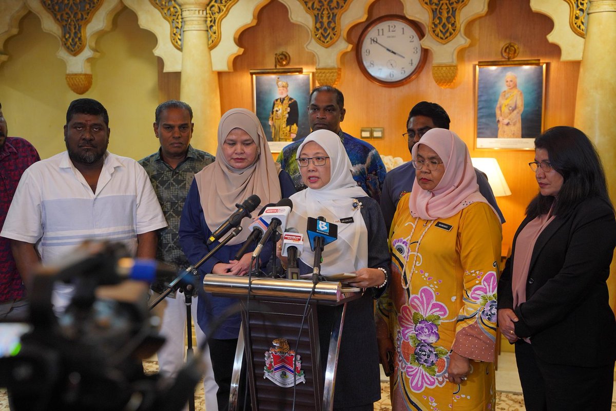 DrZalihaMustafa's tweet image. ISU PENEMPATAN KUIL DI TANAH MILIK SWASTA SELESAI DALAM SUASANA HARMONI

Hasil dari rundingan dengan pelbagai pihak, termasuk dengan pihak pengurusan kuil, berkaitan isu tapak penempatan Kuil Dewi Sri Pathra Kaliamman di sebahagian kecil tanah milik swasta berhampiran Jalan…