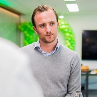 Het fiscale kaartenhuis van het kabinet wankelt. Miljarden verslindende dilemma's, beloften en uitvoeringsperikelen zetten de coalitie klem. Redt men zich hier nog uit? Fiscuskenner Djoeke Altena schijnt enig licht in die duisternis. #BetrouwbareBronnen art19.com/shows/betrouwb…