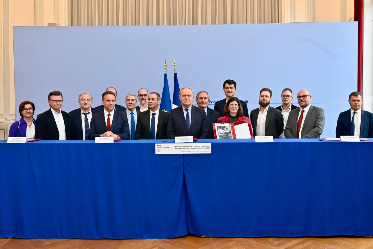 Signature ce matin du contrat stratégique de filière « industries de #sécurité » avec <a href="/ClaraChappaz/">Clara Chappaz</a>,  <a href="/FerracciMarc/">Marc Ferracci</a> et <a href="/marc_darmon/">Marc Darmon</a>. Nous avons une excellence française. Alors que la concurrence internationale est vive, relancer la préférence nationale est impératif ! #Industrie