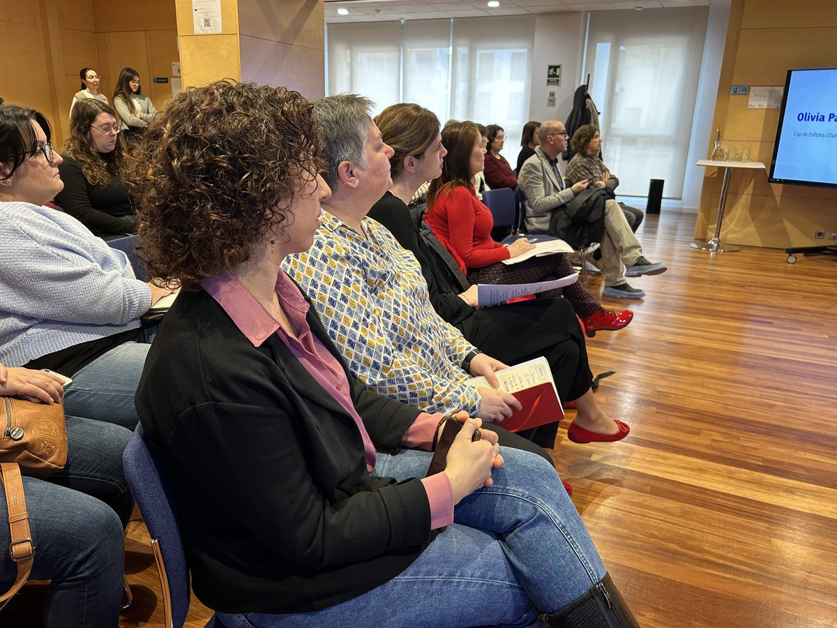 🔛Comencem la presentació dels resultats dels Tallers integeneracionals: 'El que jo sé sobre Europa. I tu, què en saps?".

Han unit a adolescents i a la gent gran per desenvolupar eines en grup per combatre la desinformació.

On? A les biblioteques de 15 municipis de Barcelona.