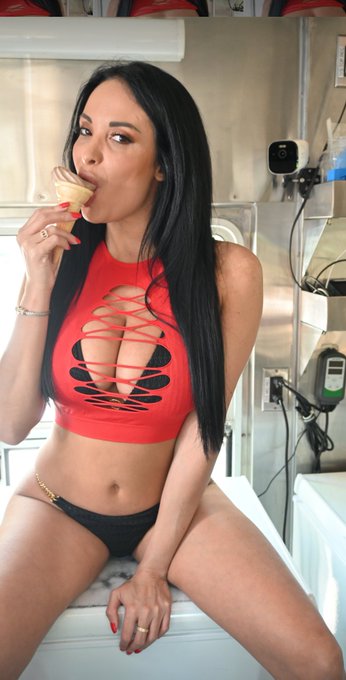 1 free picture if you follow my on OF ➡️ https://t.co/VnuYgfWTJo https://t.co/Cms0qIpgCB