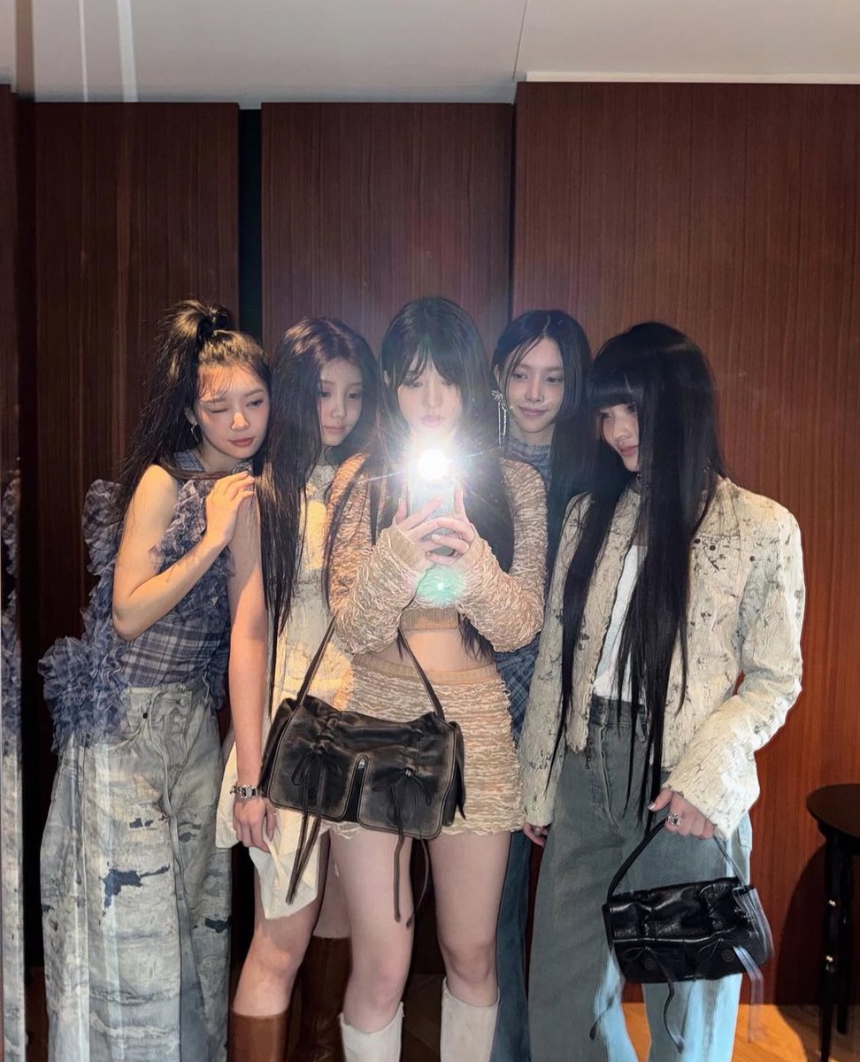 __iymmwit's tweet photo. おめでとう🎊🎊😭

#ILLIT1周年おめでとう 
#ILLIT_1ST_DEBUT_ANNIVERSARY 
#전속력으로_달려온_아일릿의1년　
#SUPER_1LLIT_ANNIVERSARY

#ILLIT #아일릿 #アイリット https://t.co/QStsSNtCY8