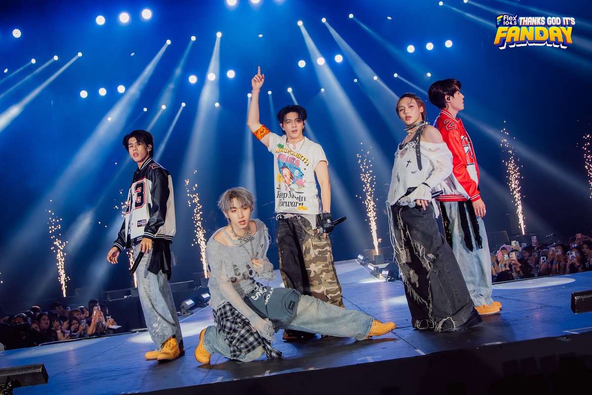 popconth's tweet photo. #ยำยำpresentsFlexFANDAY2025 #FlexFANDAY2025 #FlexFANDAY #ATLASth #ATLAS_th #DAOU #offroad_ktp #DaouOffroad #DICE_SONRAY #LYKN #PROXIEth #ZeeNuNew #ZeePruk #NuNew
จากนั้นระเบิดเวทีด้วย Opening Show ทีเด็ดของคอนเสิร์ต ยำยำ presents Flex FANDAY “วันแฟนแห่งชาติ” กับเมดเลย์สุดพิเศษจากเหล่า “แฟนหนุ่มแห่งวันแฟนเดย์” ที่จัดเซ็ตลิสต์มาเพื่อเอาใจแฟนๆ อย่างเต็มที่ ไม่ว่าจะเป็น DAOU OFFROAD กับเพลง TASTE ME, DICE กับเพลง Mona Lisa, LYKN กับเพลง ฉ่ำ (CHARM), PROXIE กับเพลง KISS KISS รวมถึง ZEE NUNEW กับเพลง รักก็รักดิ (Love is Love) แล้วปิดท้ายช่วงด้วย ATLAS ซึ่งมาในเพลง ที่รักครับ (Only One) นับเป็นโมเมนต์การรวมตัวที่ไม่ได้เกิดขึ้นง่ายๆ เลย