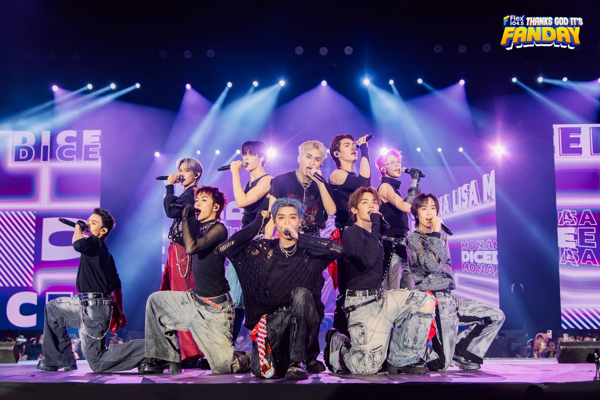 popconth's tweet photo. #ยำยำpresentsFlexFANDAY2025 #FlexFANDAY2025 #FlexFANDAY #ATLASth #ATLAS_th #DICE_SONRAY
จบเมดเลย์เข้าพาร์ตของแต่ละศิลปิน เริ่มกันที่หนุ่มๆ วง DICE จากค่าย SONRAY MUSIC ทั้ง 10 เมมเบอร์คิกออฟด้วยเพลง TRAP U, Mona Lisa, YES MAN, โคตรชอบเลยอ่ะ (Hey! I Like You), แค่น้องชาย (brother zone) เพลงฮิตของเพื่อนร่วมค่าย BUS7, FORGET ME NOT จาก 789SURVIVAL ตามด้วยเพลงช้าของพวกเขา พูดไม่ฟัง (Comeback No Comeback) ต่อกับเซ็ตเพลงคัฟเวอร์เริ่มที่เพลง เก็บไว้ตลอดไป (Once & Forever) ของ Billkin, คิดดีไม่ได้เลย (RIPE) ของ BENZKHAOKHWAN, WALK ของ NCT127, MMM Rock Ver. ของ TREASURE เรียกได้ว่าเอาใจสาย T-POP ผู้หลงใหล K-POP ได้แบบอยู่หมัด ก่อนจะลาสเตจไปกับเพลงใหม่ล่าสุดของพวกเขา BANG!
คิวถัดมาต่อกันด้วย 7 หนุ่ม ATLAS จากค่าย XOXO ENTERTAINMENT ซึ่งพวกเขาเลือกเพลง MAYDAY MAYDAY มาเปิดสเตจ ตามด้วย แกล้งลืม (Boyfriend) และ มังคุด (Mangosteen) ก่อนแวะมาขายขำกับมุกจีบแฟนๆ และขออนุญาตเหล่ามัมหมีเซ็กซี่หนึ่งวัน เพราะวันนี้คือวันแฟนแห่งชาติ สนุกกันต่อกับผลงานล่าสุดเพลง ooh! (อู้ว์!) ตามด้วยด้วย เข็ดมั้ยล่ะ? (REPEAT) ฮีเสิร์ฟต่อเนื่องร้อง เค้ามาก่อน (Lovefool) เปิดด้วย 1 ท่อนสดๆ แบบดนตรีไม่ต้อง แล้วจัดตามไปอีกหนึ่งชุดใหญ่ ฉันคนเก่า (Let Me Try Again), ที่รักครับ (Only One), LOLAY (โลเล), I Got That Magic, Boys Do Cry และปิดท้ายด้วยเพลง เธอมีความหมาย (My Treasure)