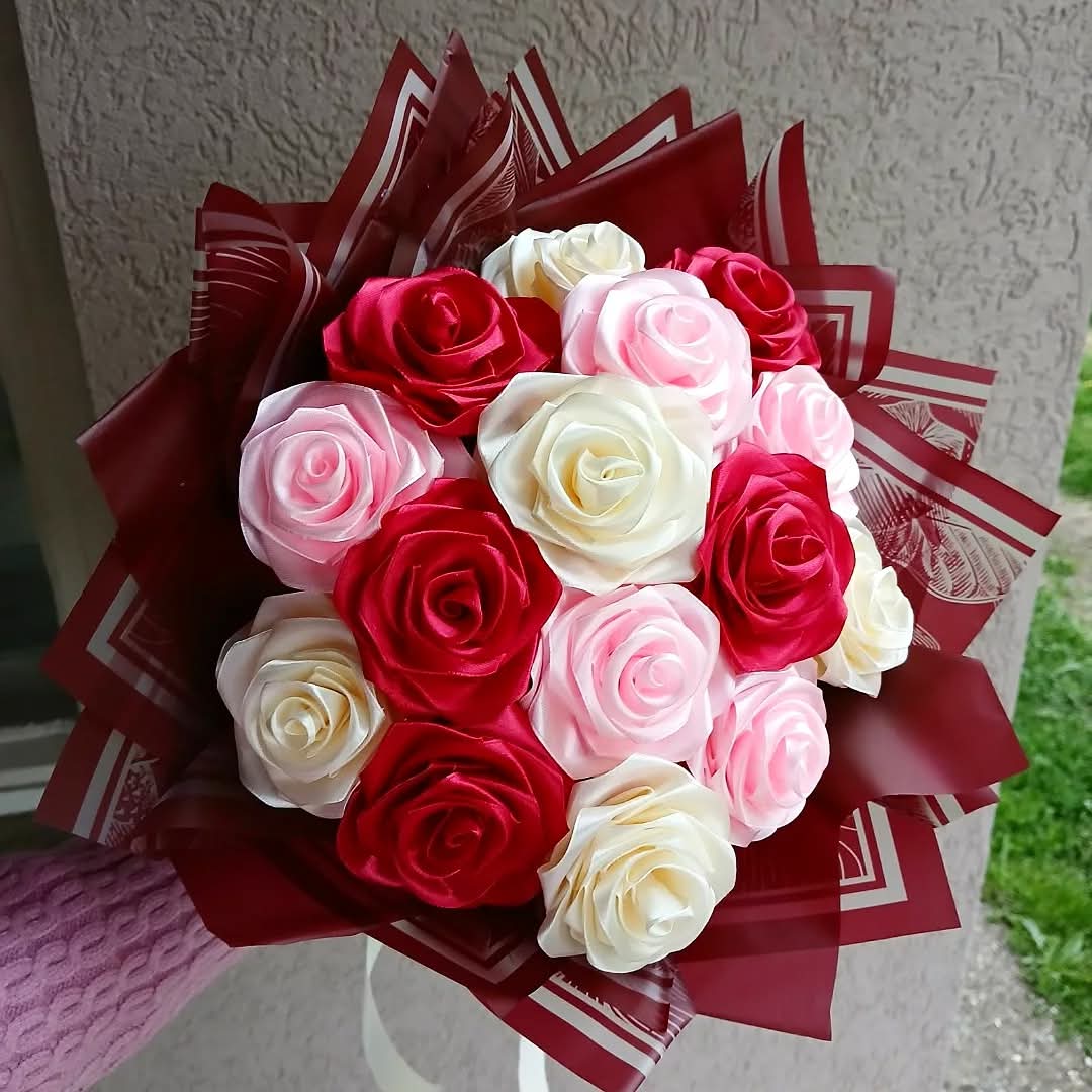 samookazem's tweet photo. ‼️Instagram: buketi_liliput ‼️
🌹buketi izrađeni od satenskih ruža koje traju večno 🌹 https://t.co/voMTiHFSby