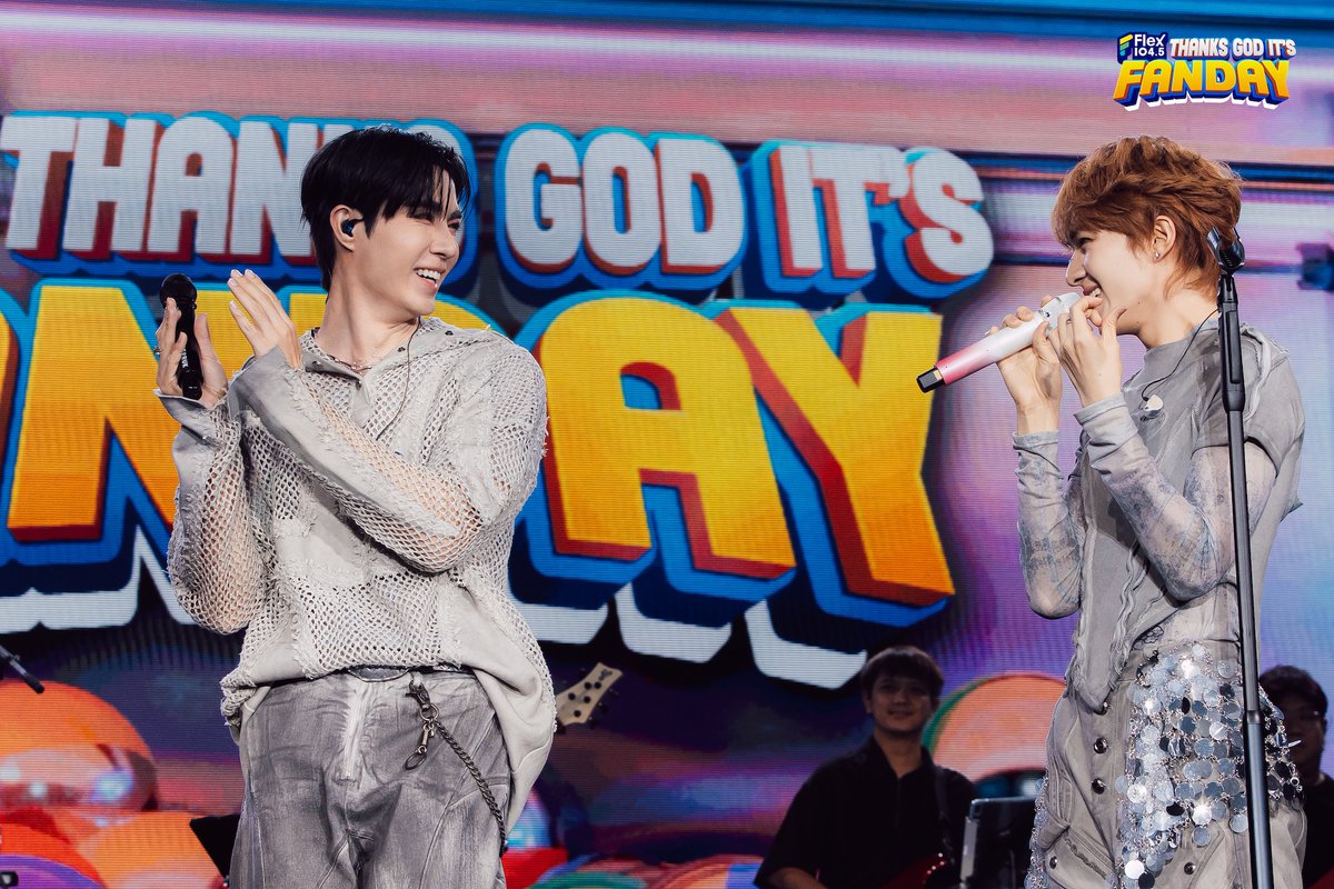 popconth's tweet photo. #ยำยำpresentsFlexFANDAY2025 #FlexFANDAY2025 #FlexFANDAY #LYKN #ZeeNuNew #ZeePruk #NuNew
เข้าสู่ช่วงการแสดงของเฮียกับหนู ZEE NUNEW จากสังกัด DMD MUSIC โดย ZEE อาสาเปิดเวทีกับเพลง Super Secret ต่อด้วย Always You (ไม่เคยไม่รัก) ก่อนจะส่งต่อให้ NUNEW โซโลเพลง ฤดูของเธอ (Your Season) และ ถ้าคิดถึงเธอมากกว่านี้ ของ เจินเจิน บุญสูงเนิน เสร็จพาร์ตโชว์เดี่ยวก็เป็นช่วงโชว์สเตจคู่ที่ทำเอาสาววายตายเรียบ เริ่มจากเพลง เอ๊ะ! (Eh!) ต่อด้วย หนึ่งในมาช้า, ดิ่งดาวน์ (DOWN) ของ ALIE BLACKCOBRA และปิดเพอร์ฟปึ้งๆ ในเพลง Bad Girls ของ M.I.A. เรียกได้ว่าเป็นซีนคู่ที่หวานอมเปรี้ยวเซ็กซี่ชวนเขินสุดๆ
ศิลปินสุดท้าย 5 หนุ่ม LYKN จากสังกัด RISER MUSIC เปิดโชว์ด้วยเพลง โฮ่ง! (SUGOI) แบบโฮ่งมาก และ เลิกกับเขาเดี๋ยวเหงาเป็นเพื่อน (MAY I?) ก่อนจะแนะนำตัวตามสไตล์ทีป็อปช่างพูด แซวแฟนๆ ฉ่ำ บูสเอเนอร์จีสุดๆ เหมือนไม่ใช่ชั่วโมงที่ 6 จุดนี้มีเซอร์ไพรส์ Flex 104.5 ส่งเค้กก้อนโตอวยพรวันเกิด ตุ้ย LYKN กลางเวที แล้วลุยต่อกับเพลง UMM UMM, แอบรักไม่ทำให้ใครตาย (NO WORRIES), ความรักไม่น่ากลัวขนาดนั้น (TRUST ME) ตามด้วยเมดเลย์ จีบได้มั้ย (Would You Mind?), I Know You Want Me, หูดับ (Who Says) เพลงจากซีรีส์เรื่อง “เธมโป้ (ThamePo) Heart That Skips a Beat” กับเพลงพิเศษคัฟเวอร์ KNOCK KNOCK เพลงของ NANON x Jorin 4EVE ทอล์กสุดท้ายก่อนลาด้วย 3 เพลงรวด Beast Inside จากลิสต์โชว์ในเอเชียทัวร์ของหนุ่มๆ แต่นี่คือครั้งแรกที่พวกเขาหยิบเพลงนี้มาเพอร์ฟอร์มในประเทศไทย หยอกไม่หลอก (Trick Or Treat) และ ฉ่ำ (CHARM) ลาเวทีแบบเดือดๆ
