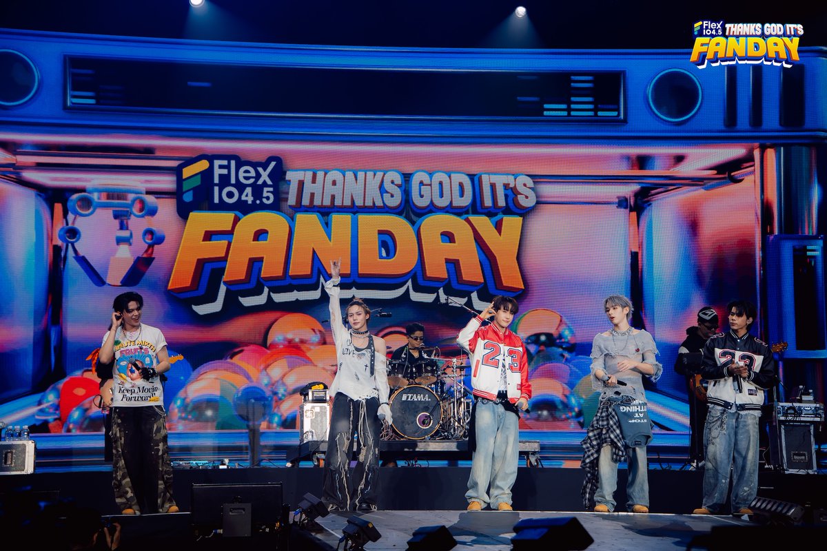 popconth's tweet photo. #ยำยำpresentsFlexFANDAY2025 #FlexFANDAY2025 #FlexFANDAY #LYKN #ZeeNuNew #ZeePruk #NuNew
เข้าสู่ช่วงการแสดงของเฮียกับหนู ZEE NUNEW จากสังกัด DMD MUSIC โดย ZEE อาสาเปิดเวทีกับเพลง Super Secret ต่อด้วย Always You (ไม่เคยไม่รัก) ก่อนจะส่งต่อให้ NUNEW โซโลเพลง ฤดูของเธอ (Your Season) และ ถ้าคิดถึงเธอมากกว่านี้ ของ เจินเจิน บุญสูงเนิน เสร็จพาร์ตโชว์เดี่ยวก็เป็นช่วงโชว์สเตจคู่ที่ทำเอาสาววายตายเรียบ เริ่มจากเพลง เอ๊ะ! (Eh!) ต่อด้วย หนึ่งในมาช้า, ดิ่งดาวน์ (DOWN) ของ ALIE BLACKCOBRA และปิดเพอร์ฟปึ้งๆ ในเพลง Bad Girls ของ M.I.A. เรียกได้ว่าเป็นซีนคู่ที่หวานอมเปรี้ยวเซ็กซี่ชวนเขินสุดๆ
ศิลปินสุดท้าย 5 หนุ่ม LYKN จากสังกัด RISER MUSIC เปิดโชว์ด้วยเพลง โฮ่ง! (SUGOI) แบบโฮ่งมาก และ เลิกกับเขาเดี๋ยวเหงาเป็นเพื่อน (MAY I?) ก่อนจะแนะนำตัวตามสไตล์ทีป็อปช่างพูด แซวแฟนๆ ฉ่ำ บูสเอเนอร์จีสุดๆ เหมือนไม่ใช่ชั่วโมงที่ 6 จุดนี้มีเซอร์ไพรส์ Flex 104.5 ส่งเค้กก้อนโตอวยพรวันเกิด ตุ้ย LYKN กลางเวที แล้วลุยต่อกับเพลง UMM UMM, แอบรักไม่ทำให้ใครตาย (NO WORRIES), ความรักไม่น่ากลัวขนาดนั้น (TRUST ME) ตามด้วยเมดเลย์ จีบได้มั้ย (Would You Mind?), I Know You Want Me, หูดับ (Who Says) เพลงจากซีรีส์เรื่อง “เธมโป้ (ThamePo) Heart That Skips a Beat” กับเพลงพิเศษคัฟเวอร์ KNOCK KNOCK เพลงของ NANON x Jorin 4EVE ทอล์กสุดท้ายก่อนลาด้วย 3 เพลงรวด Beast Inside จากลิสต์โชว์ในเอเชียทัวร์ของหนุ่มๆ แต่นี่คือครั้งแรกที่พวกเขาหยิบเพลงนี้มาเพอร์ฟอร์มในประเทศไทย หยอกไม่หลอก (Trick Or Treat) และ ฉ่ำ (CHARM) ลาเวทีแบบเดือดๆ