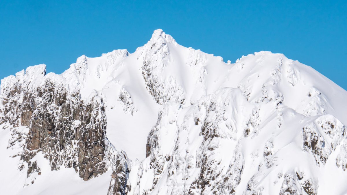😍Del domingo pasado. Almanzor, Galana, Cuchillar de las Navajas, Portillas de los Machos/Casquerazo, Ameal de Pablo, Risco Moreno y Cerro de los Huertos.

❄️ Espectacular nevada la que tiene la sierra de #Gredos. #Ávila #FMA #Nieve