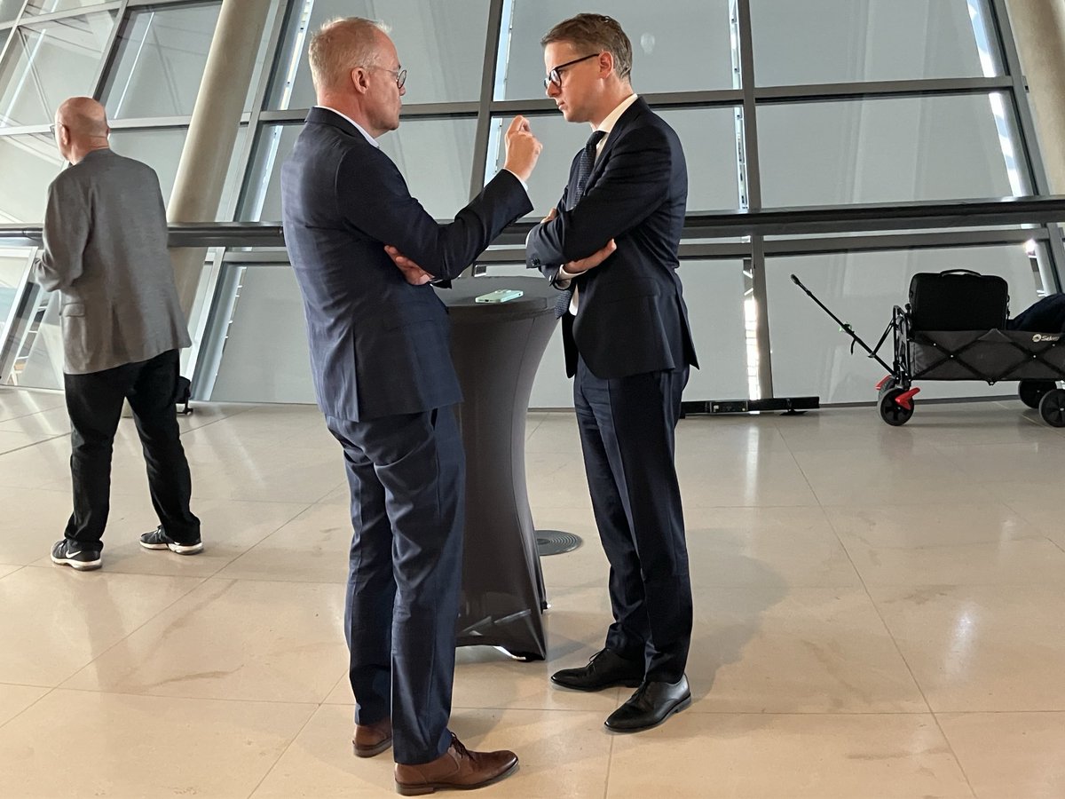 Zwei, die sich offensichtlich ganz gut verstehen: die Generäle von SPD und CDU, Matthias Miersch und Carsten Linnemann vor der ersten Sitzung des neuen #Bundestag