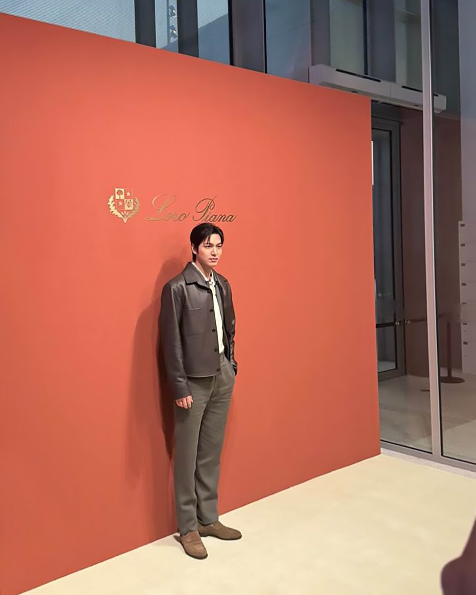 ActorLeeMinHo's tweet image. [#LEEMINHO]
세상 혼자 사는 듯한 비율 천재! =͟͟͞♡
걷기만 해도 런웨이, 숨쉬기만 해도 화보인 민호 배우!

상하이를 찢어놓은 우리 민호 배우 보고 
#민부심 MAX로 채워가세요 *✧⁺˚⁺(๑・3・)੭ु⁾⁾

A living masterpiece of perfect proportions!  =͟͟͞♡
Every step is a runway, every moment…