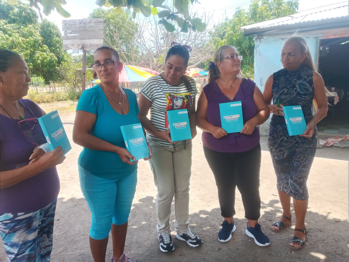 YaquelnGonzlez5's tweet photo. Se desarrolla el recorrido de los representantes de UNICEF por las instalaciones educativas de Pilón que fueron afectadas por el Sismo y recibieron donativos para la continuidad del proceso docente educativo. @ortiz_uriarte @naimatrujillob @Marlen31443761 @DiazCanelB https://t.co/s9RmbAR4FU