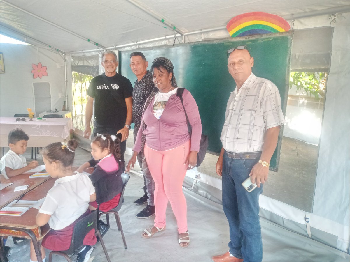 YaquelnGonzlez5's tweet photo. Se desarrolla el recorrido de los representantes de UNICEF por las instalaciones educativas de Pilón que fueron afectadas por el Sismo y recibieron donativos para la continuidad del proceso docente educativo. @ortiz_uriarte @naimatrujillob @Marlen31443761 @DiazCanelB https://t.co/s9RmbAR4FU