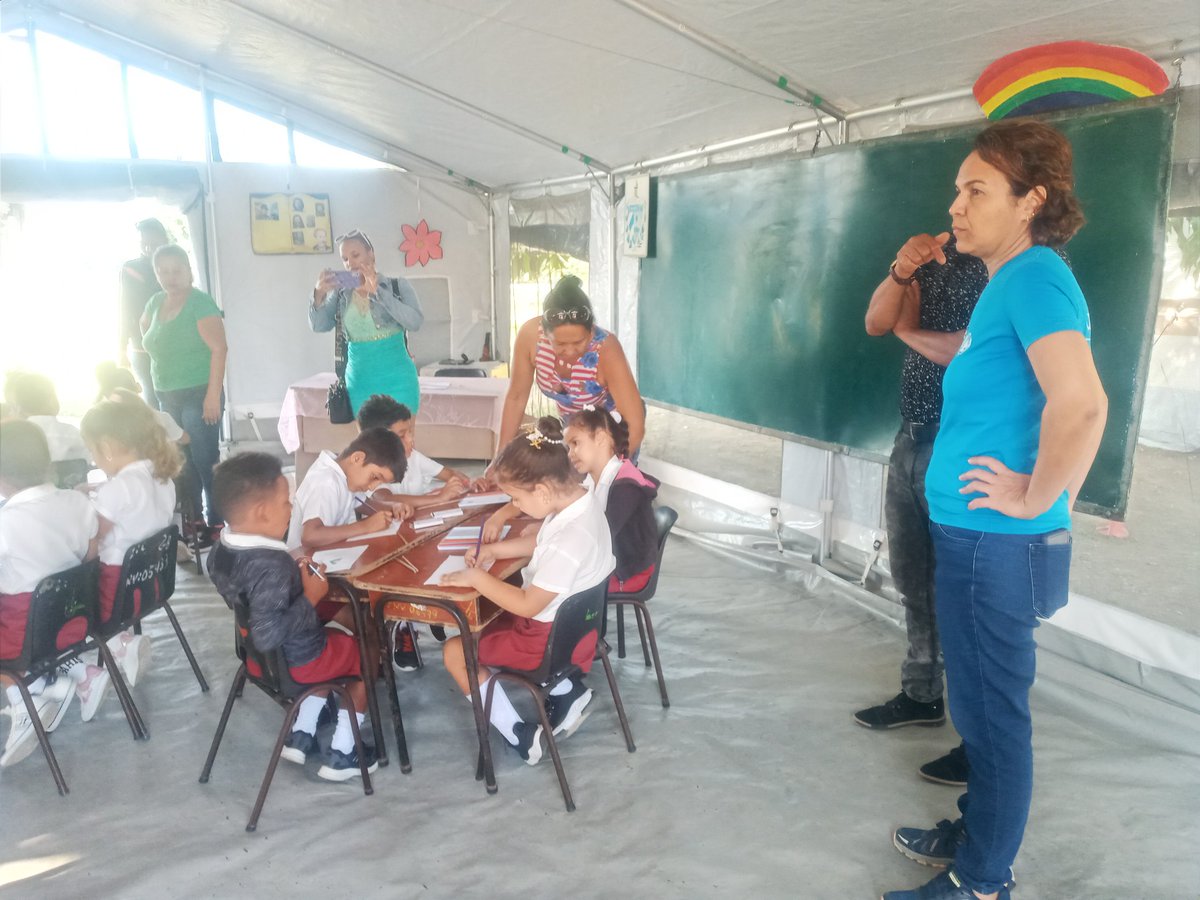YaquelnGonzlez5's tweet photo. Se desarrolla el recorrido de los representantes de UNICEF por las instalaciones educativas de Pilón que fueron afectadas por el Sismo y recibieron donativos para la continuidad del proceso docente educativo. @ortiz_uriarte @naimatrujillob @Marlen31443761 @DiazCanelB https://t.co/s9RmbAR4FU