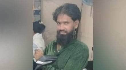 ये तस्वीर इरफान अंसारी की है। इरफान अंसारी नागपुर में हुई हिंसा के दौरान घायल हो गए थे, जिन्होंने इलाज के दौरान दम तोड़ दिया। नागपुर हिंसा में महाराष्ट्र पुलिस ने छह मुस्लिम अभियुक्तों पर देशद्रोह लगाया है, इनमें से कइयों के घरों पर बुलडोजर भी चलाया है। नागपुर हिंसा में पुलिस ने