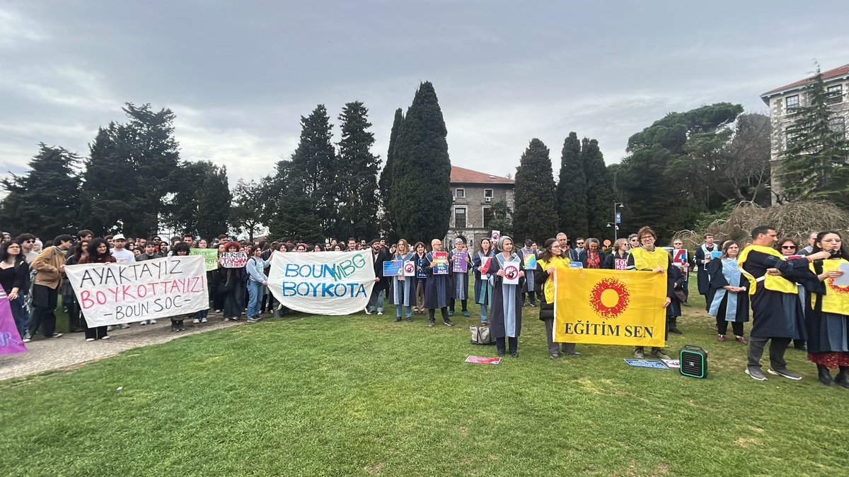 BogaziciEmek's tweet photo. DERSLER İPTAL, HERKES DIŞARI!

Ders boykotunun 2.gününde, Eğitim-Sen, hocalarımız ve sıra arkadaşlarımızla yan yanayız! Haklarımızın gasbedilmesine, geleceğimizin elimizden alınmasına, faşizmin inşasına geçit vermeyeceğiz!

Hayatı durduruyoruz! https://t.co/sq8YH4mcp9