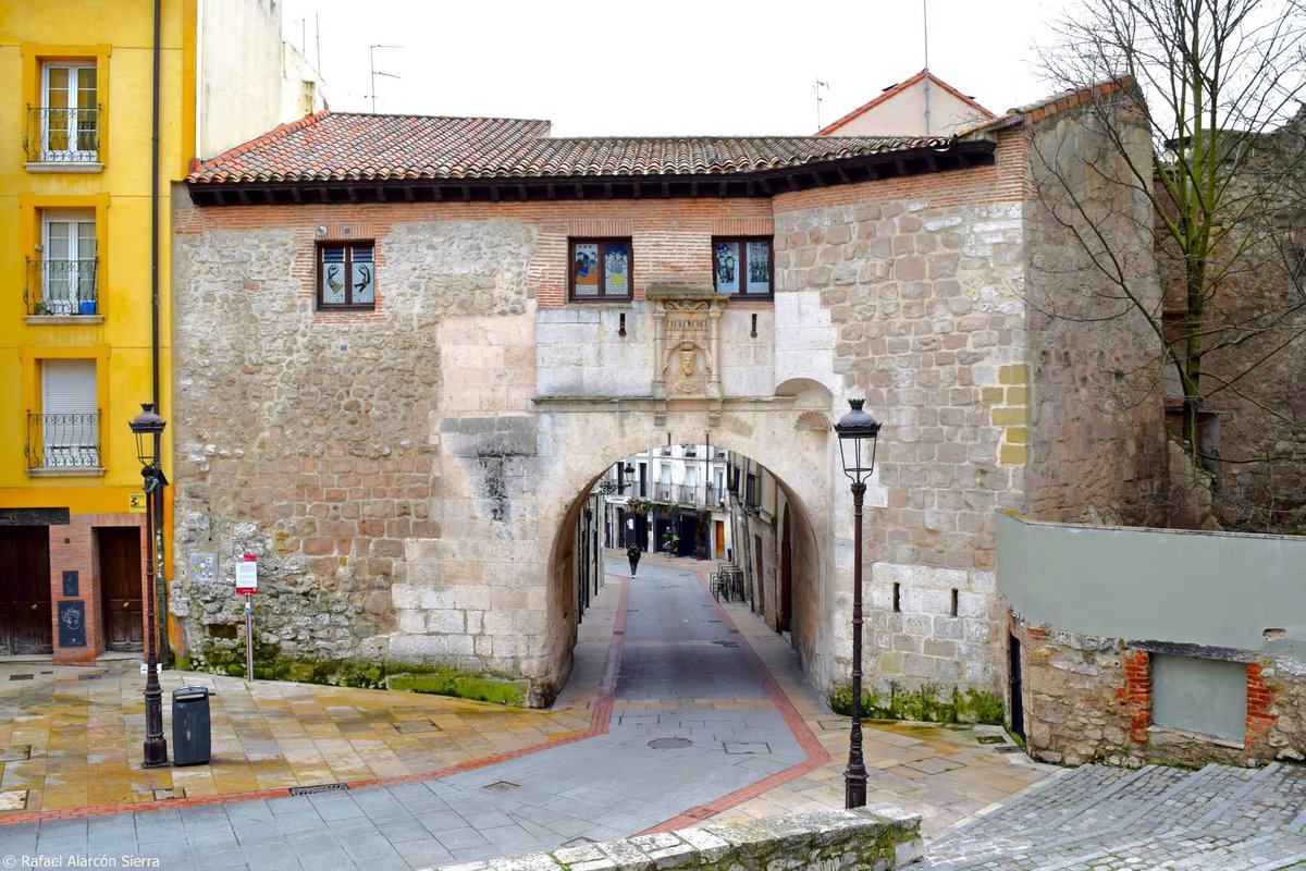 Arco de san Gil (siglos XIII-XVIII), Burgos. Es una antigua puerta de la muralla medieval, que aparece presidida por un escudo de la ciudad. Su apariencia actual se debe a la reforma realizada por Juan de Vallejo en el siglo XVI, y por Manuel de Baztigueta en el siglo XVIII.