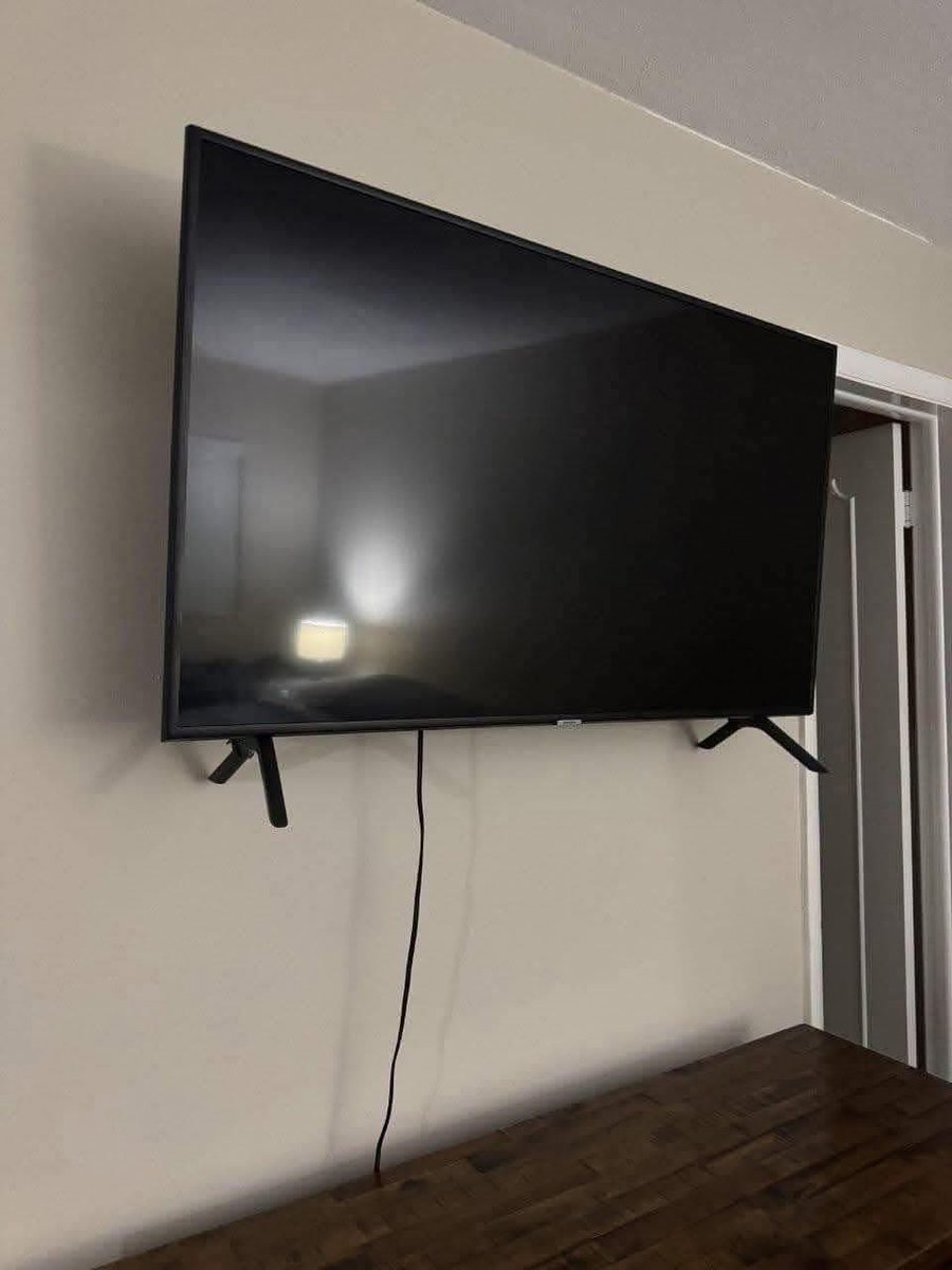 Найз зурагт тогтоогоод өг гэхээр нь ингээд тогтоочихлоо!
- Тэр хөл нь заавал байхымуу гэнээ. 
- Доошоо унавал хөл дээрээ буудын байгааздээ гээд навс загначихлаа! Миний энэ ухааныг уу! 😅