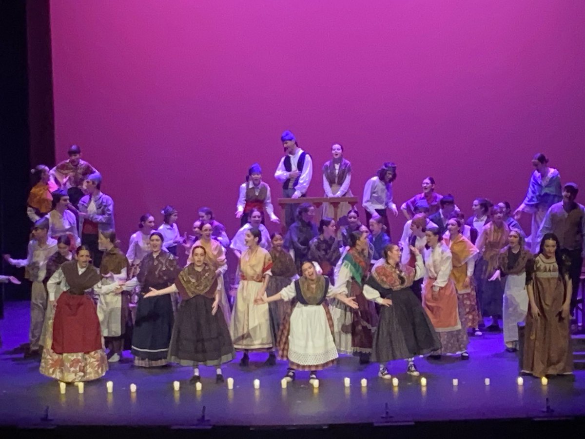 Un año más, hemos tenido el placer de asistir a la representación teatral  del alumnado de Bachillerato de Música y Artes del IES Pedro de Luna en el Teatro Principal de Zaragoza, con la obra titulada "Zaragoza no se rinde". Magnífico trabajo!!!