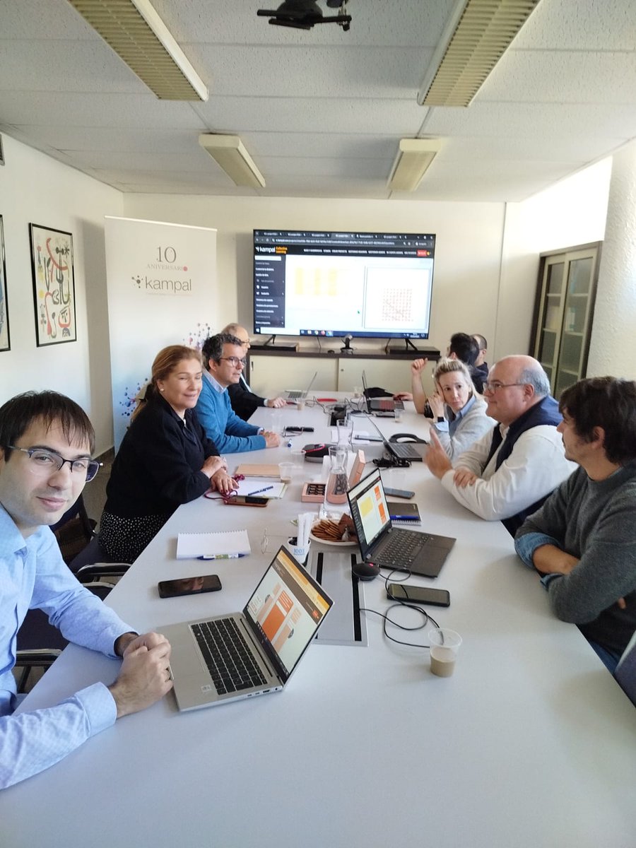 En estos momentos está  teniendo lugar la I Jornada/Taller de Inteligencia Colectiva, para Centros de  Infantil y Primaria públicos, concertados y privados, y de Régimen Especial, en pos de la reducción de la carga burocrática.